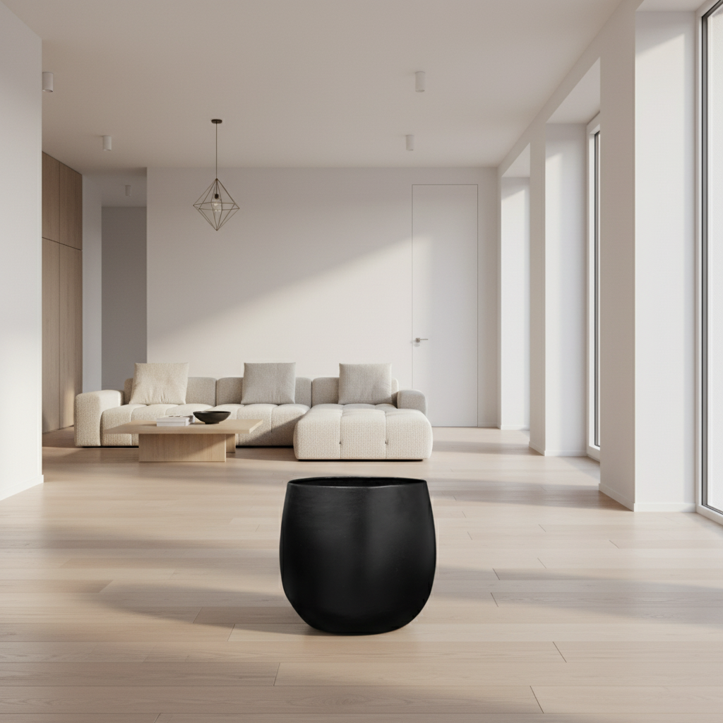 Luxe zwarte plantenpot Stijn met matte afwerking op terras